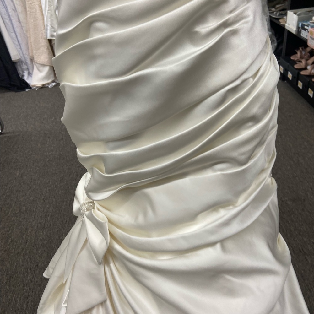 David's Bridal Elegant Cream Wedding Dress - Picture 3 of 16